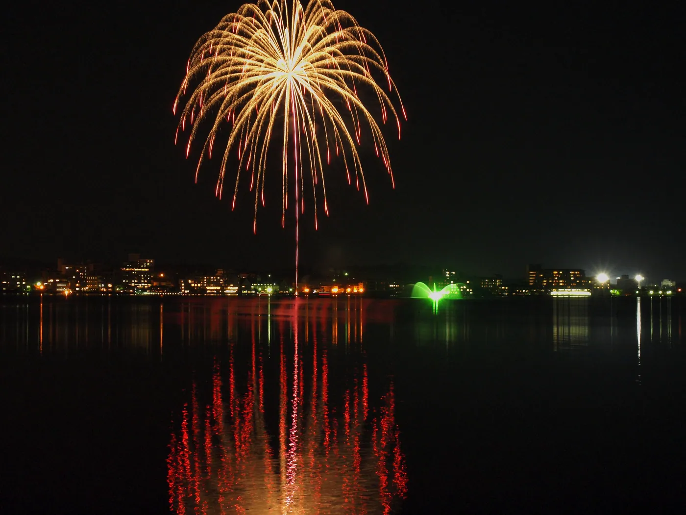 湖面に映る、ひと夜の単発の花火
