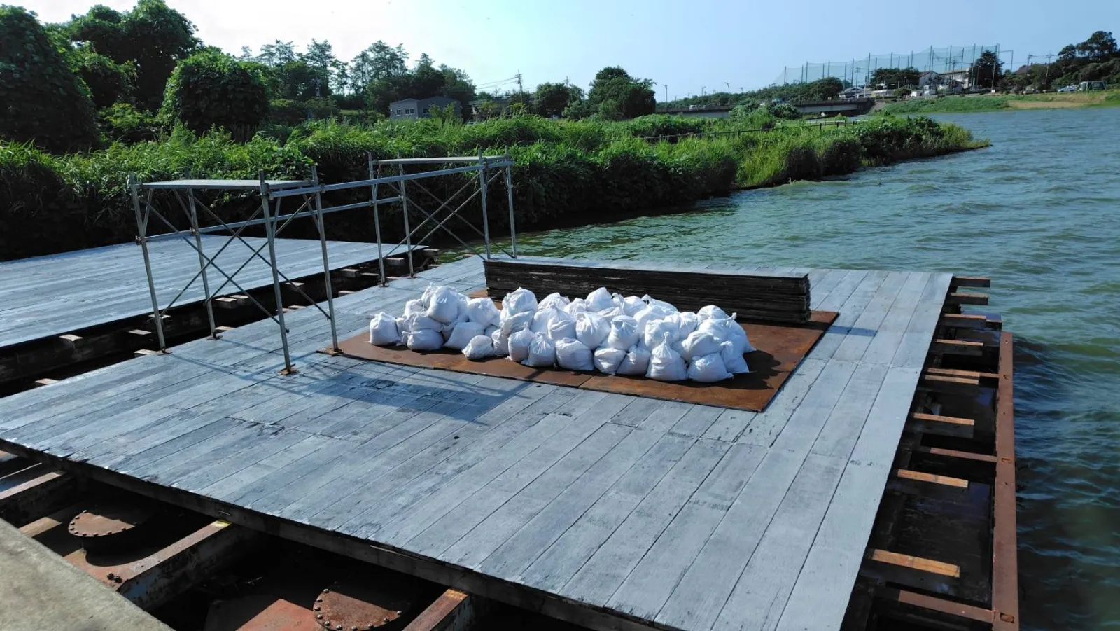 台船へ運び込まれ、打ち上げに備える花火。