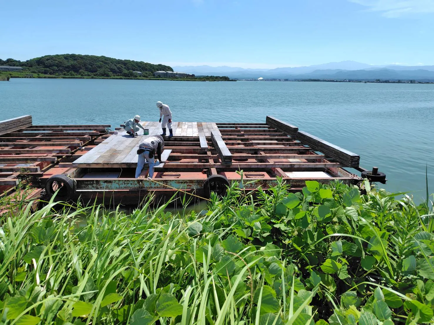 柴山潟に浮かぶ打ち上げ台船の設営。