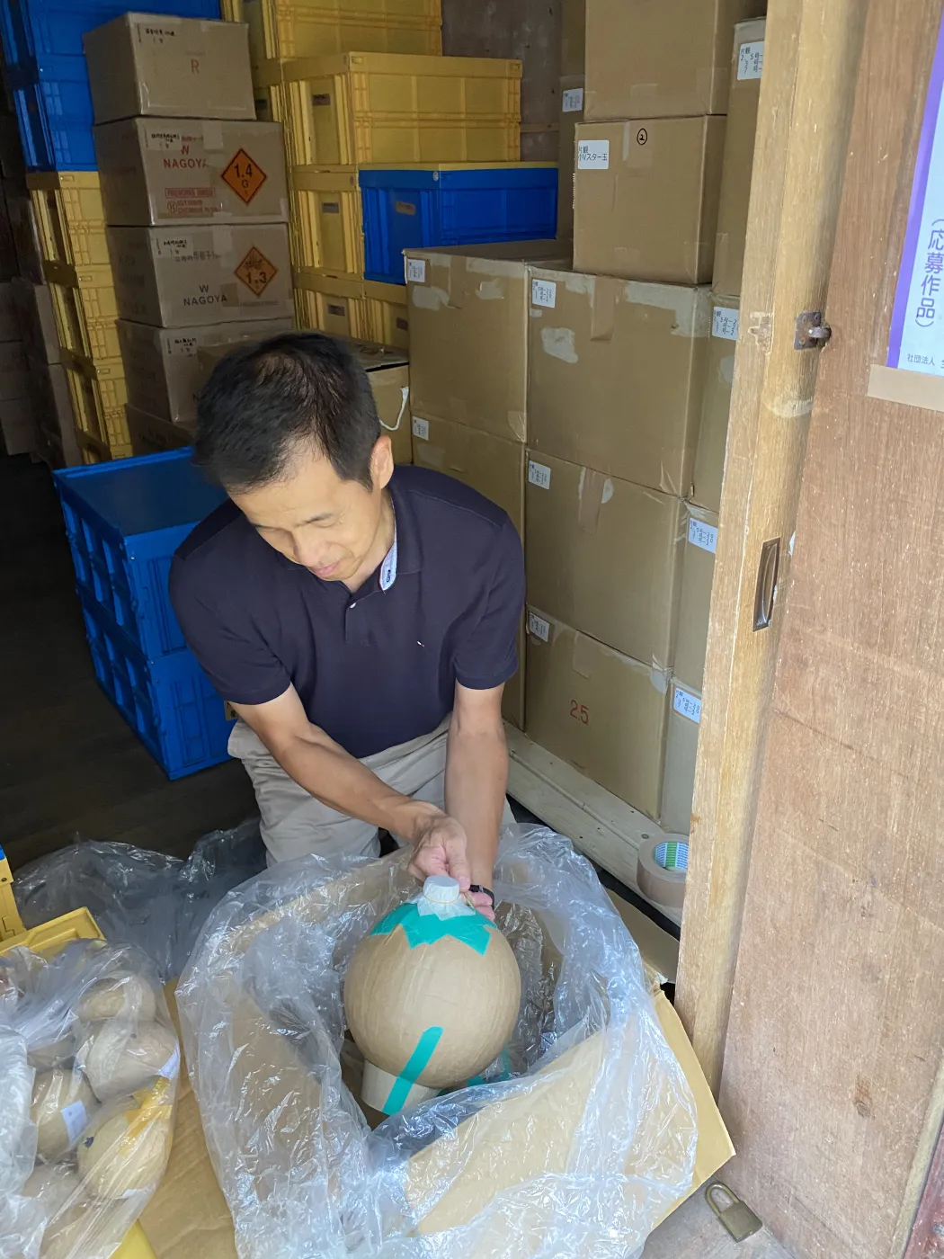 能登煙火の職人が手作業で仕込む花火玉